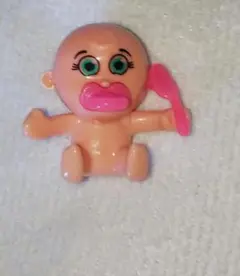 おしゃぶりとスプーンを持つ可愛い人形(約3xmX3cm ）