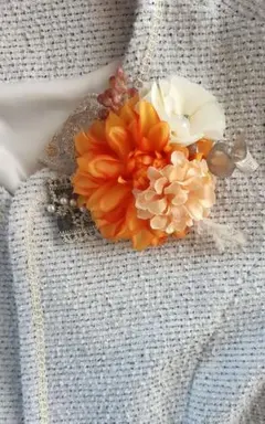 オレンジと白の花のコサージュ