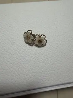 花の形状 イヤリング ホワイト ゴールド