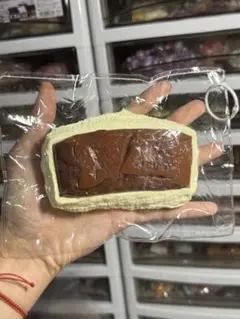 茶色とクリーム色の食品モデルスクイーズ