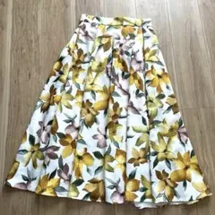 【美品】JUSGLITTY ジャスグリッティー　フラワープリントタックスカートのサムネイル