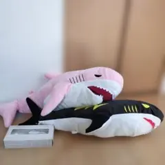 値下げ中　カプっと！BIGサメ ぬいぐるみ 2種セット　さめのサムネイル