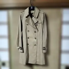 ベージュ ダブルブレスト トレンチコート