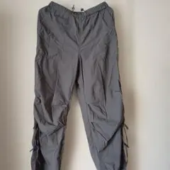 パラシュートパンツグレーのカーゴパンツ ドローストリング付き