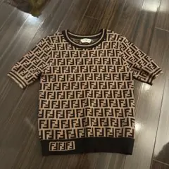 FENDI ロゴパターン 半袖ニットセーター