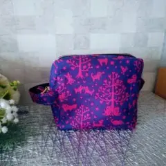 ねこの森柄　ボックスポーチ　コスメポーチ　ネコ　猫　パープル　ピンク　星柄