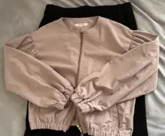 ピンクジャケットと黒スラックスセット