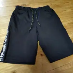 黒のハーフパンツ サイドロゴ入り