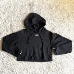 adidas ショート丈 ￼デザインフーディ