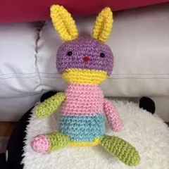 カラフルなウサギのあみぐるみ