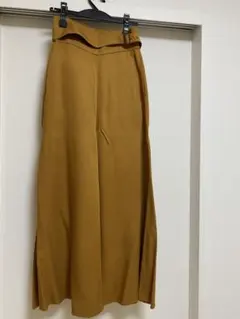ラグナムーン　ワイドパンツ　イエロー寄りのキャメル