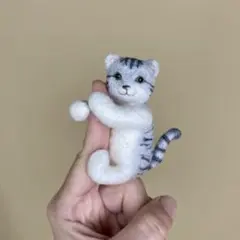 羊毛フェルト　抱っこ サバトラ　猫　動物　ぬいぐるみ 置物 オブジェ