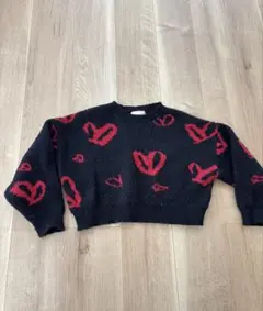 黒と赤のハート柄クロップドセーター