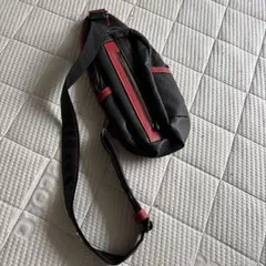 新品　黒と赤のスリムボディバッグ