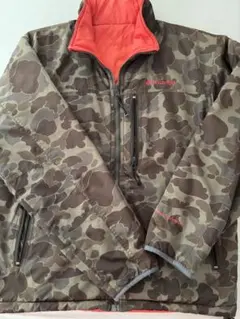 Carhartt のリバーシブルジャケット 迷彩柄 オレンジ色 フリース