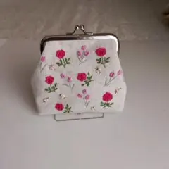 がま口ポーチ手刺繍　ピンクフラワー
