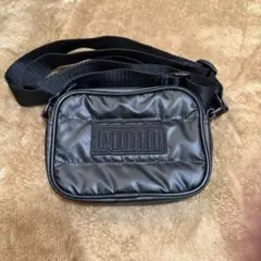 PUMA ブラック ショルダーバッグ