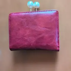 パール留め具の赤い三つ折り財布