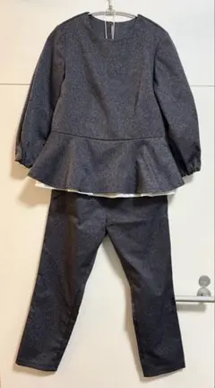 ペプラムトップスとパンツセットアップ