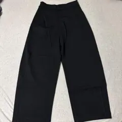 UNIQLO 黒パンツ