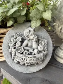 ベリー飾りとほおづえの天使　モルタルプレート　ガーデン　壁掛け　アンティーク風