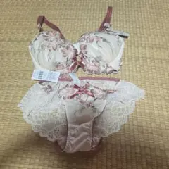 ワコール 花柄刺繍 ブラジャー&ショーツセット - メルカリ