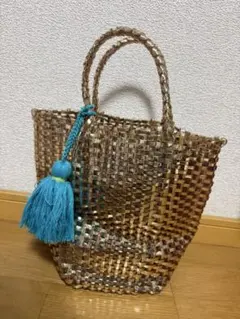 nikoand ニコアンド ゴールド タッセル付き メッシュ かご バッグのサムネイル