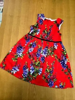 赤い花柄ノースリーブワンピース