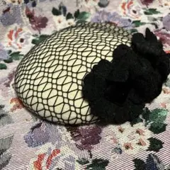 白と黒のネットデザインハット