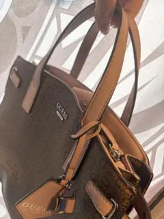 GUESS ブラウンハンドバッグ