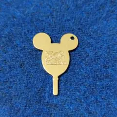 【限定・美品】ディズニー 30周年 キーチャーム ミッキー ゴールド　鍵