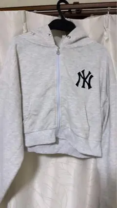 New York Yankees クロップドパーカー グレー Mレディース