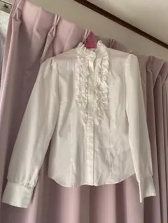 フリル付き白シャツ