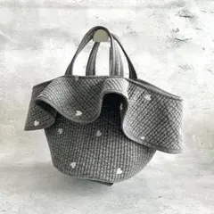 フレアフリル付き丸底マルシェバッグ　ヌビバッグ　グレー×ハート刺繍　ハンドメイド