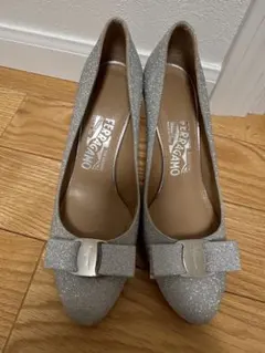 美品】Ferragamo パンプス 8 25cm ヴァラ リボン シルバーラメ - メルカリ