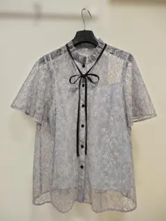 【完売品・未使用】LOULOU WILLOUGHBY サックス色レースブラウスのサムネイル