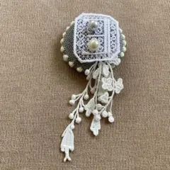 ミナペルホネン刺繍パール付きブローチ ハンドメイド