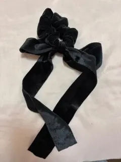 黒いベルベットリボンシュシュ