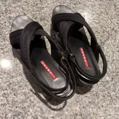 PRADA ブラック クロスストラップ サンダル