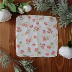 【新品未開封】いちご柄ハンカチ ホワイト 日本製　綿100%