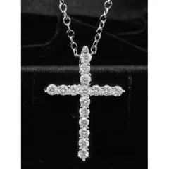 大粒のジルコニアが煌びやかに輝く十字架ネックレス　シルバー925仕上げ -