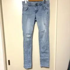 スキニーデニム ライトブルー ステッチ　ダメージ加工デザイン　ジーンズ