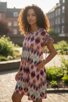 【美品】柄マルチカラー半袖ひざ丈ワンピ/ロングTシャツ/イカット柄幾何学派手柄