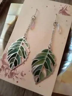 ハンドメイド 葉っぱ形状ピアス グリーン