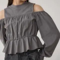 値下げしました AZUL グレー オフショルダー フリル長袖トップス