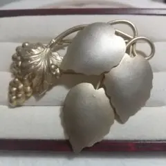 ヴィンテージ風 ゴールド ブローチ　アンティーク調　レトロ古着USED