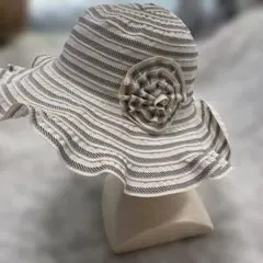 ストライプ フリル付きハット 花モチーフ　麦わら風　折り畳み