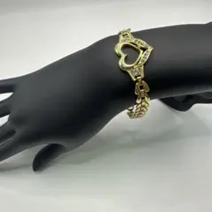 ハート型装飾の金色ブレスレット