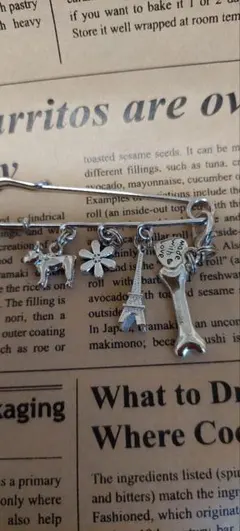 フレンチブルドック　小さいワンちゃんシリーズ　　カブトピンブローチ