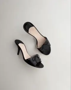 CHANEL Black Leather CC Logo Mules 37のサムネイル